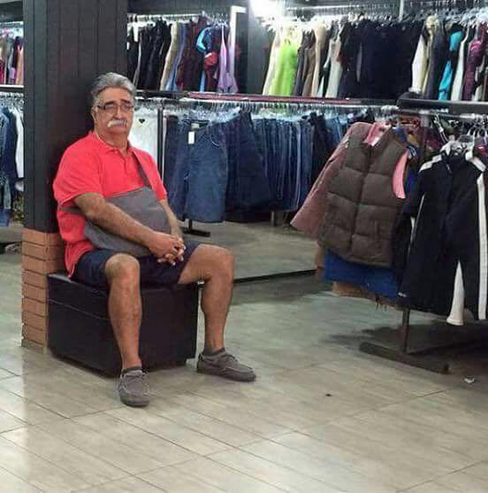 homens esperando suas mulheres nas compras (4)