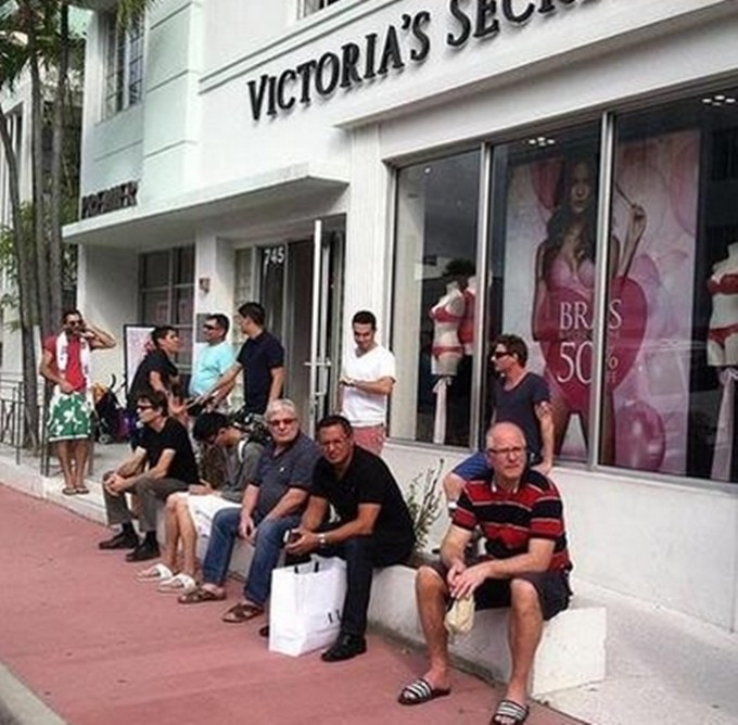 homens esperando suas mulheres nas compras (6)